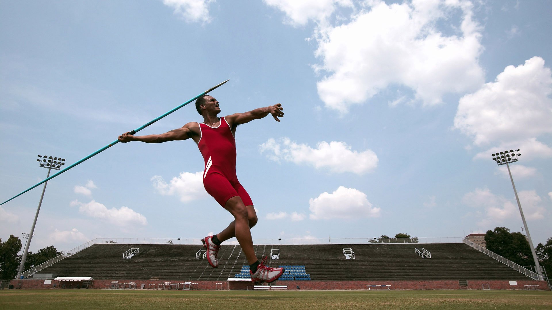 比赛现场观众热情高涨，为双方加油助威，竞技比赛加油助威词