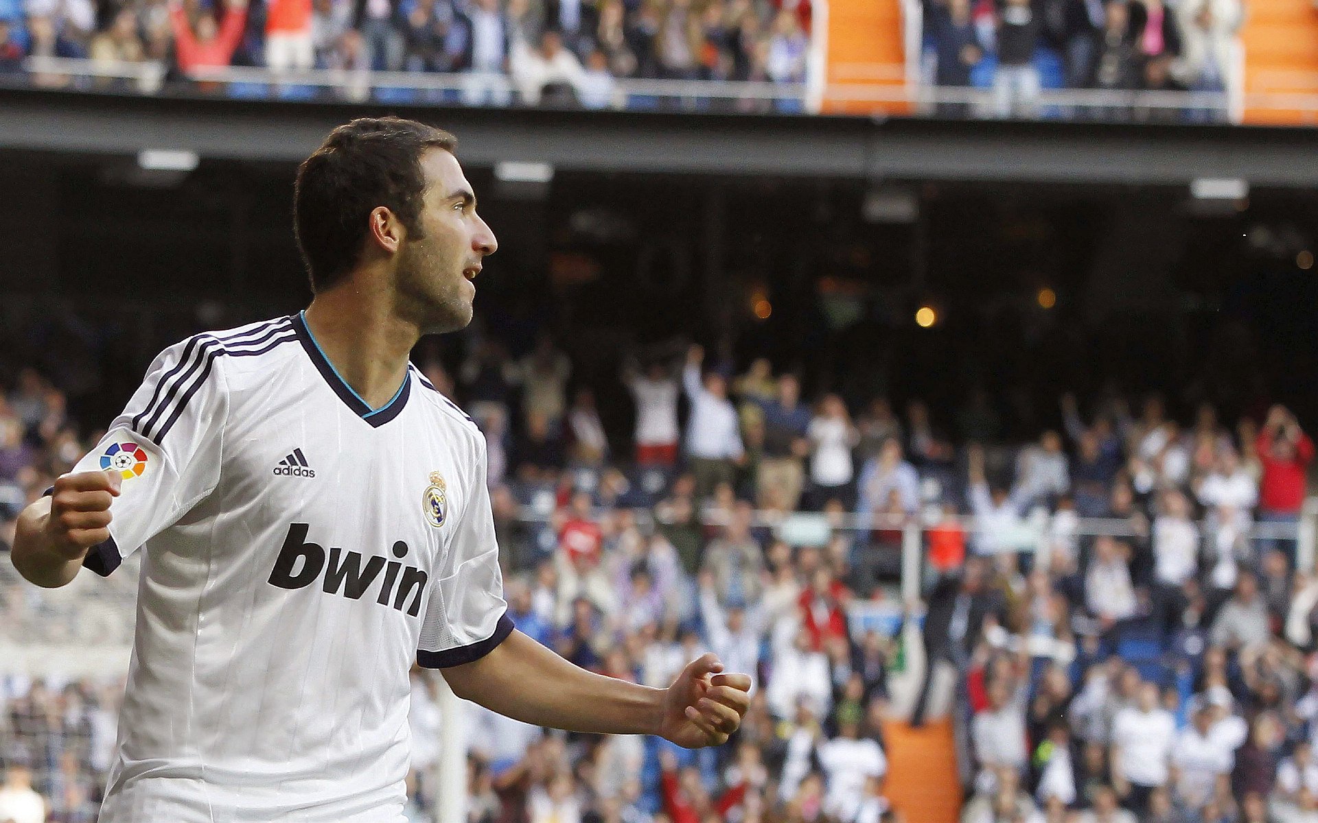 詹姆斯再现统治力湖人锁定胜局,詹姆斯在湖人战绩